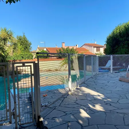 Hébergement de vacances Spacieuse Maison Familiale Avec Piscine Privee *